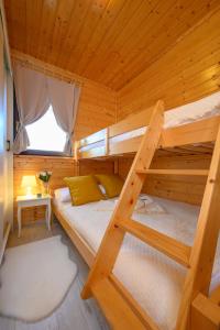 波波林Zielona Trawa的小木屋内设有一间带两张双层床的卧室