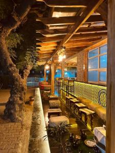 朱巴Juba Landmark Hotel的天井设有桌子、长凳和树