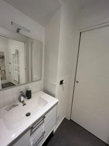 都灵Suite The Brick的白色的浴室设有水槽和镜子