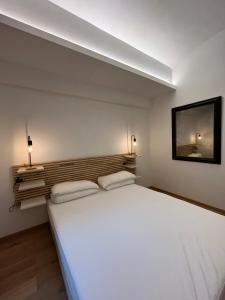 都灵Suite The Brick的卧室配有一张带两个枕头的大白色床