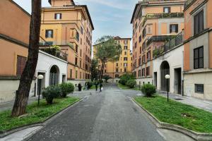 罗马Residenza Sacconi的城市中一条空荡荡的街道,有建筑