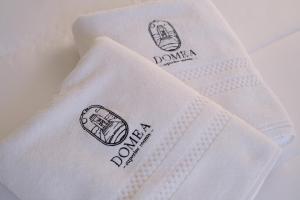 雷焦卡拉布里亚Domea Superior Rooms Bed and Breakfast的一条白色毛巾,上面有两幅面包图