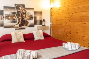 萨萨里Posizione strategica, Wi-Fi e parcheggio gratuito的一间卧室设有红色的床和木墙