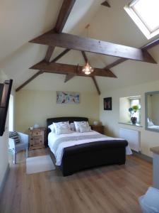 林肯Cosy Studio Cottage的一间卧室设有一张大床和木梁。