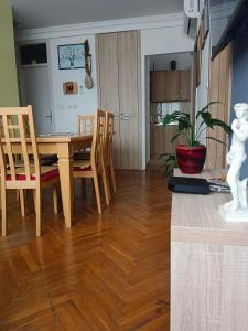 蒂瓦特Dena apartman Tivat的厨房以及带桌椅的用餐室。