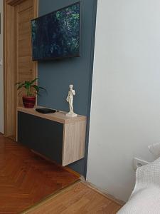 蒂瓦特Dena apartman Tivat的客厅的墙上配有电视