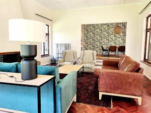 诺丁汉路Hydrangea Guest House的客厅配有蓝色的沙发和椅子