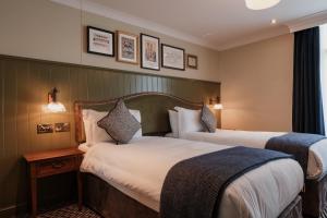 伦敦富勒圣殿酒店的酒店客房设有两张床和窗户。