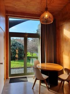 上哈特Beautiful Rural Oasis的一间带桌子和大窗户的用餐室