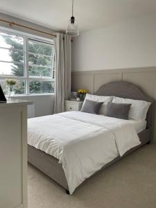 伯恩茅斯Family home close to Bournemouth town centre的卧室配有一张大白色床和窗户