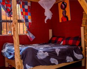 阿鲁沙Meleji studio room的红砖墙房间里一张床位