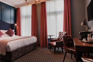 伦敦富勒圣殿酒店的酒店客房,配有一张床、一张桌子和椅子