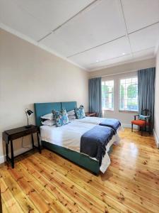 诺丁汉路Hydrangea Guest House的一间卧室设有一张大床,铺有木地板