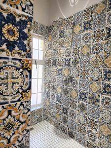 诺丁汉路Hydrangea Guest House的浴室的墙壁上铺有蓝色和白色的瓷砖。