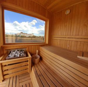 拉瑞Oldskool Villas的木制房间中带窗户的桑拿浴室