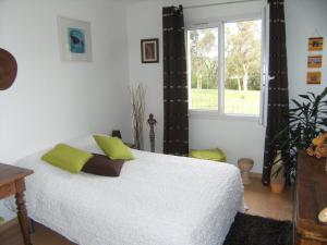塔尔诺斯La Palibe的卧室配有白色的床和窗户。