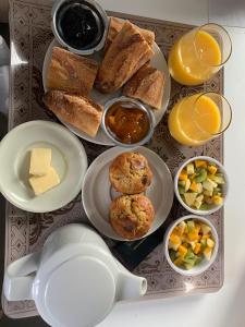 耶尔La roche aux mouettes的包括松饼、面包和水果的食品托盘