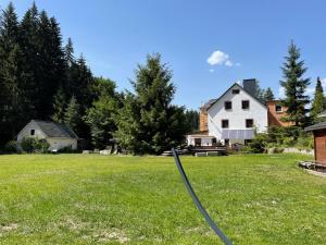 MildenauRauschenbachmühle的一个大院子,有房子和水管