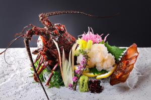 鸭川市绿水亭酒店的桌上放龙虾的盘子