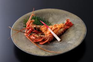 鸭川市绿水亭酒店的桌上一盘带龙虾的食物