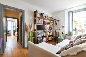 米兰PrimoPiano - Arnolfo的客厅配有白色家具和书架