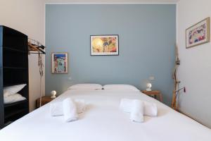 米兰PrimoPiano - Arnolfo的卧室配有白色床和白色毛巾