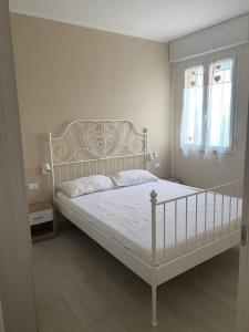 贝瓦尼亚圣彼得A due passi sul mare的卧室配有白色的床和2扇窗户。