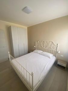 贝瓦尼亚圣彼得A due passi sul mare的卧室配有白色的床