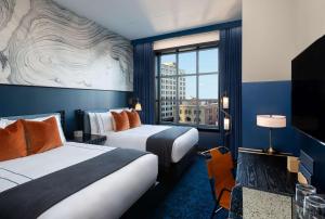 纳什维尔Dream Nashville, by Hyatt的酒店客房设有两张床和大窗户。