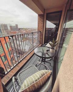 伊普斯威奇Waterfront 2 bed apartment with views over Ipswich的阳台配有桌椅。