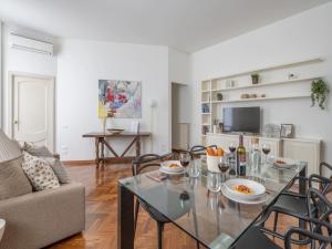 米兰The Best Rent - Gorgeous two-bedroom apartment in Porta Nuova district的客厅配有玻璃桌和椅子