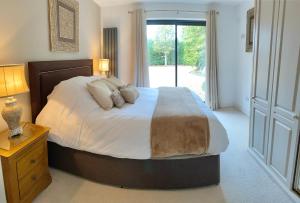 拉姆西The Nook at Hillbrow的一间卧室设有一张大床和一个窗户。