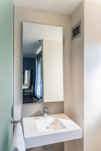 杰米斯顿Road Lodge Isando的浴室设有白色水槽和镜子