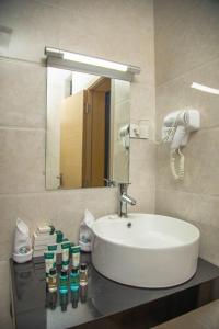 亚的斯亚贝巴Triple E Hotel and Spa的一间带水槽和镜子的浴室