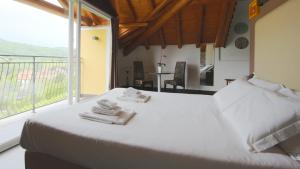 圣费德勒·因特尔维桑塔里贝拉科特酒店的卧室设有白色的床和大窗户