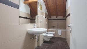 圣费德勒·因特尔维桑塔里贝拉科特酒店的一间带水槽和卫生间的浴室