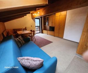 米特尔贝格Gasthof Starzelhaus的客厅配有蓝色的沙发和桌子