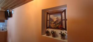 托尔拉Casa Cote的一面墙,一面镜子,一面花瓶