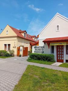 费尔特拉科什Szentesi Panzió的带有家庭护林站标志的建筑