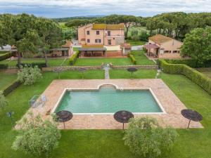 皮昂比诺Isolotto - Appartamento Quercia的享有庭院的空中景致,设有游泳池