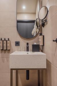 米德尔堡Hotel St Joris I Kloeg Collection的一间带水槽和镜子的浴室
