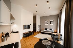 日利纳Piano apartments - LICITY的一间带床和电视的客厅