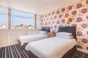 圣彼得港潘多拉酒店的酒店客房设有两张床和窗户。