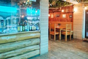 AklanRedDoorz @ near Caticlan Port的一间带酒吧和桌子的用餐室