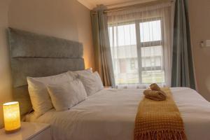 UlundiVikamana Guest House的卧室配有白色的床和窗户