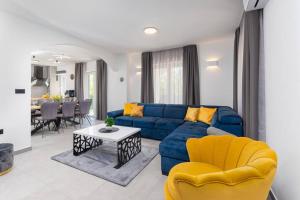 BenažićiVilla Romano by IstriaLux的客厅配有蓝色的沙发和黄色的椅子