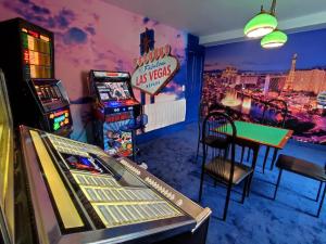 尚帕尼奥勒Logis 39的游戏室设有2台游戏机和一张桌子