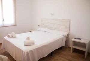 拉马丽娜蒙特马尔酒店的卧室配有白色的床和2条毛巾