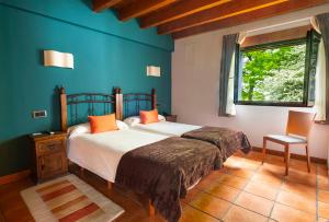 贝梅奥阿提克索拉乡村公寓酒店的一间卧室设有两张床和窗户。