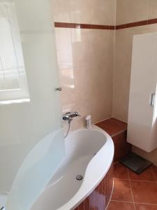 安贝格Ferienwohnung Nella的浴室配有白色浴缸和水槽